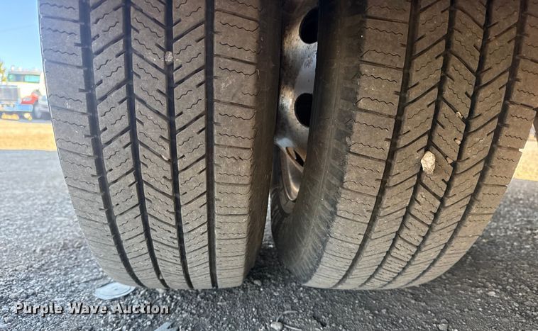 image for item EG1973 2007 Ford E450 Super Duty shuttle bus