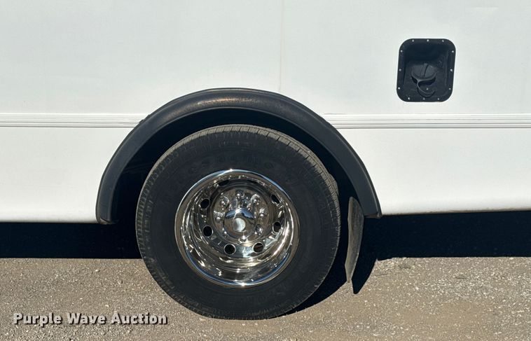 image for item EG1973 2007 Ford E450 Super Duty shuttle bus