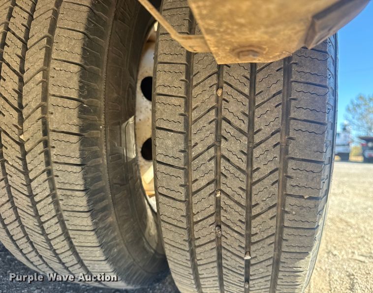 image for item EG1973 2007 Ford E450 Super Duty shuttle bus