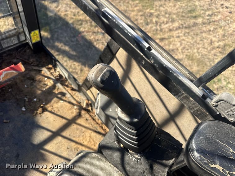 image for item EG1979 2015 Caterpillar 2384C log loader