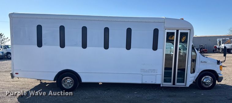 image for item EG1994 2007 Ford E450 Super Duty shuttle bus