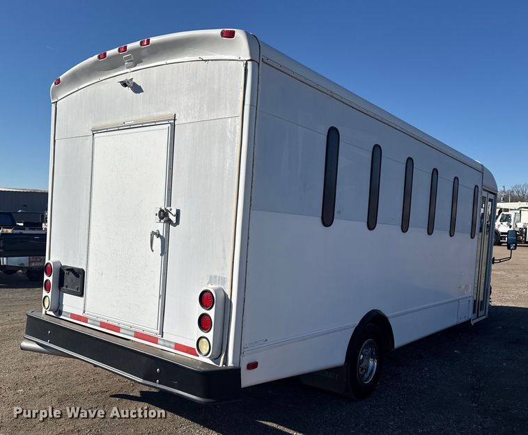 image for item EG1994 2007 Ford E450 Super Duty shuttle bus