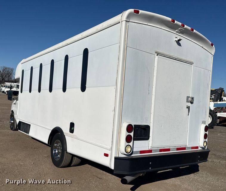 image for item EG1994 2007 Ford E450 Super Duty shuttle bus
