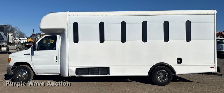 image for item EG1994 2007 Ford E450 Super Duty shuttle bus