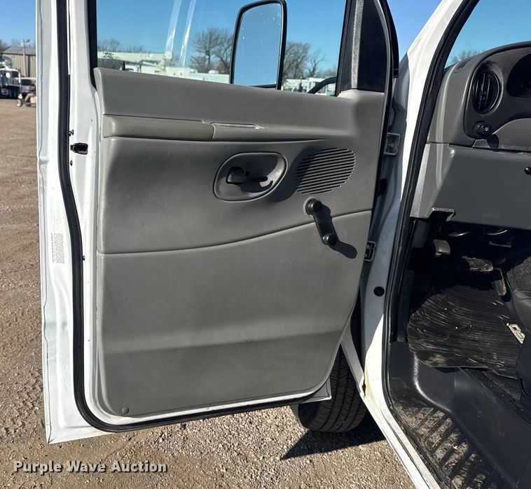 image for item EG1994 2007 Ford E450 Super Duty shuttle bus