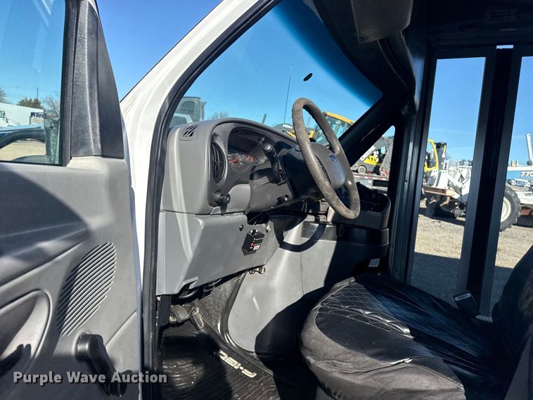 image for item EG1994 2007 Ford E450 Super Duty shuttle bus
