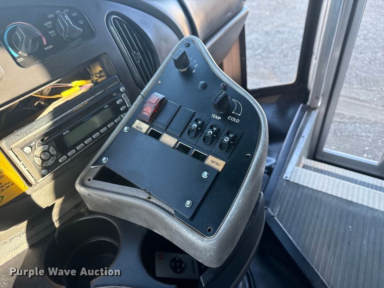 image for item EG1994 2007 Ford E450 Super Duty shuttle bus