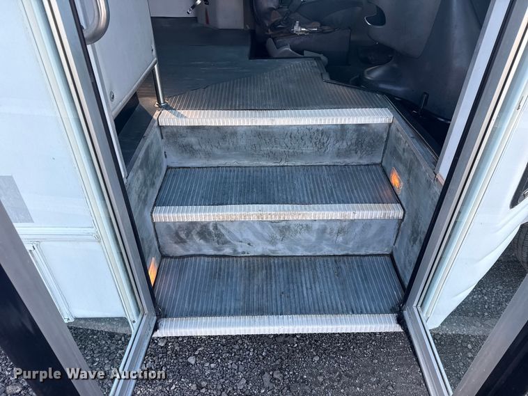 image for item EG1994 2007 Ford E450 Super Duty shuttle bus