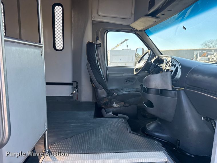 image for item EG1994 2007 Ford E450 Super Duty shuttle bus