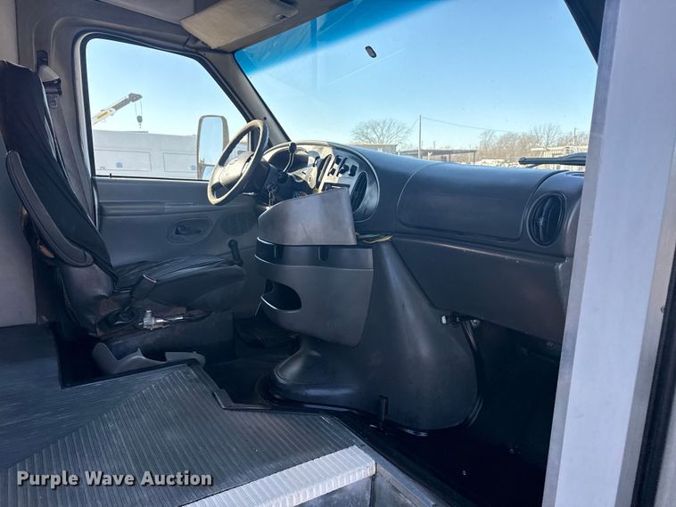 image for item EG1994 2007 Ford E450 Super Duty shuttle bus