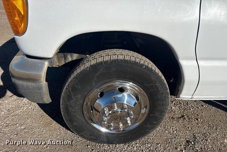 image for item EG1994 2007 Ford E450 Super Duty shuttle bus