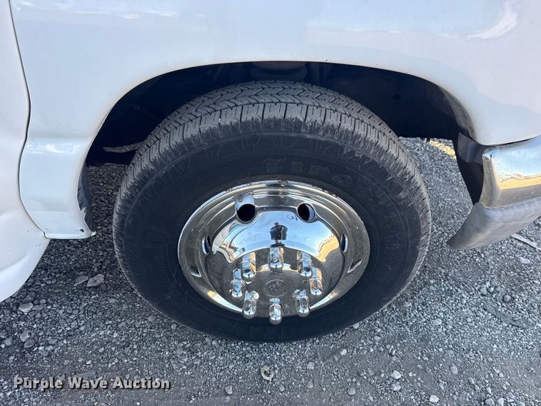 image for item EG1994 2007 Ford E450 Super Duty shuttle bus