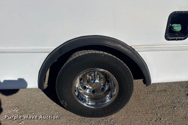 image for item EG1994 2007 Ford E450 Super Duty shuttle bus