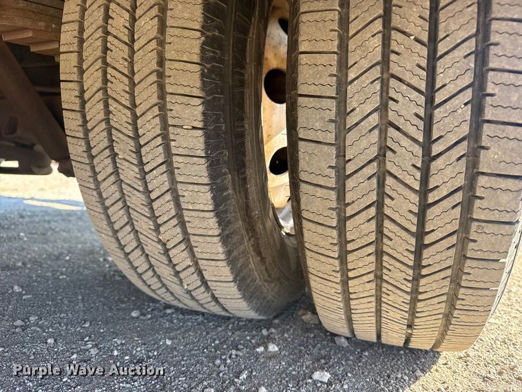 image for item EG1994 2007 Ford E450 Super Duty shuttle bus