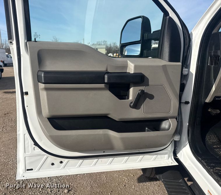 image for item EG1998 2017 Ford F550 Super Duty XL box truck