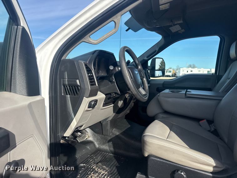 image for item EG1998 2017 Ford F550 Super Duty XL box truck