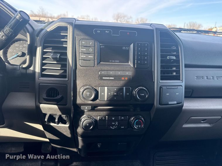 image for item EG1998 2017 Ford F550 Super Duty XL box truck