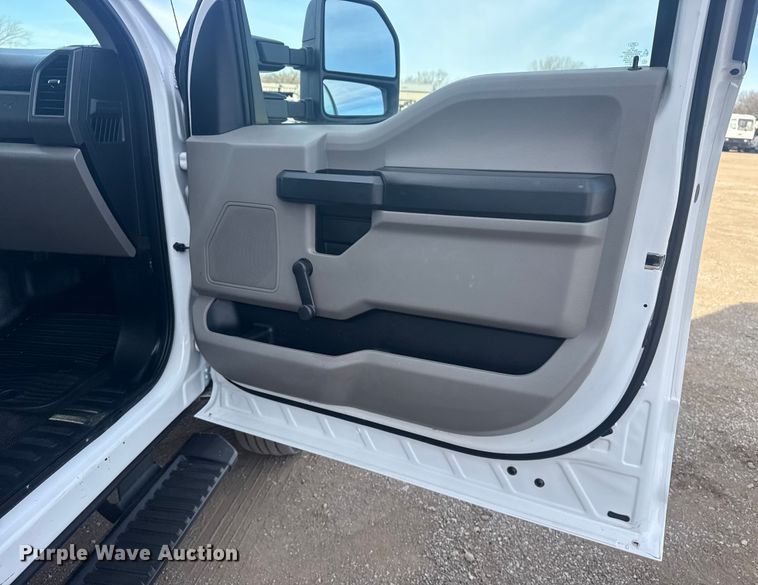 image for item EG1998 2017 Ford F550 Super Duty XL box truck