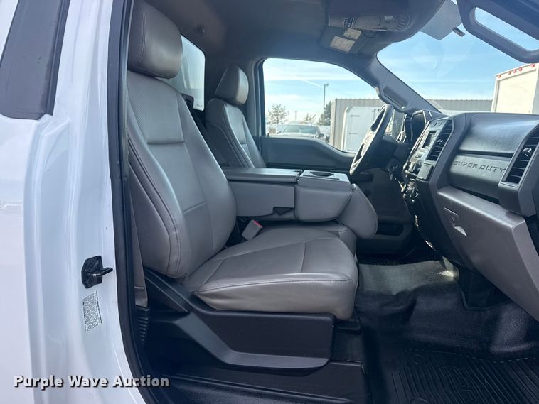 image for item EG1998 2017 Ford F550 Super Duty XL box truck