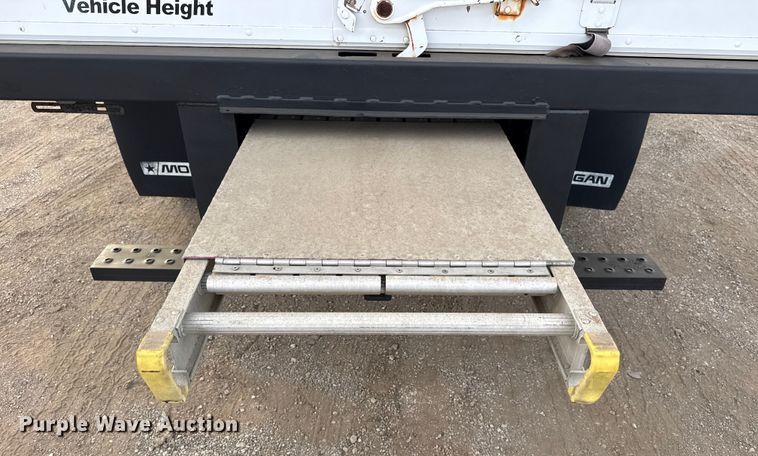 image for item EG2011 2009 GMC C5500 Crew Cab box truck