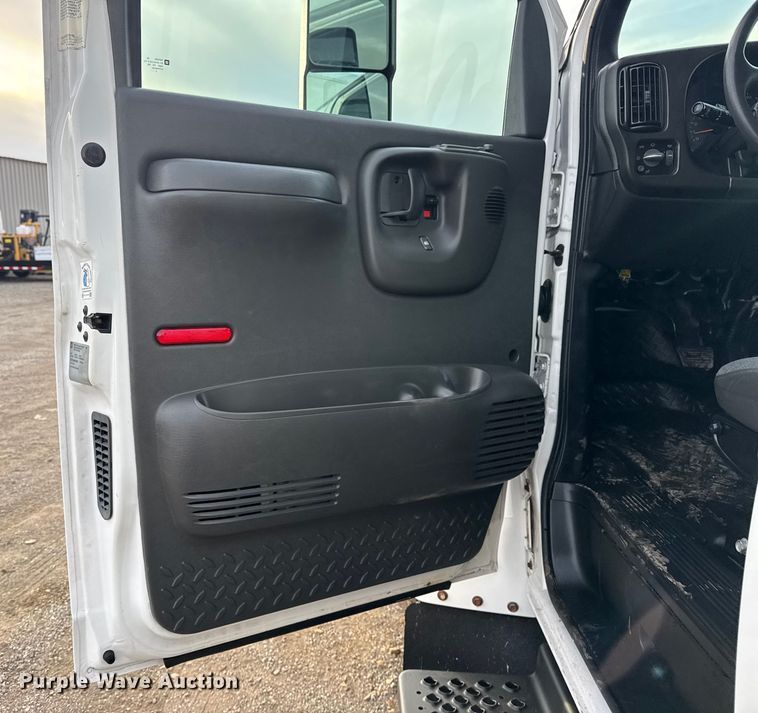 image for item EG2011 2009 GMC C5500 Crew Cab box truck