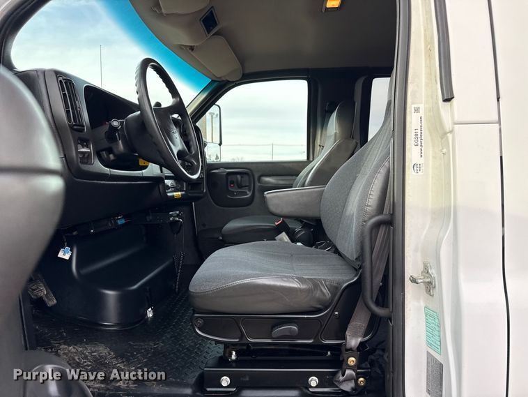 image for item EG2011 2009 GMC C5500 Crew Cab box truck