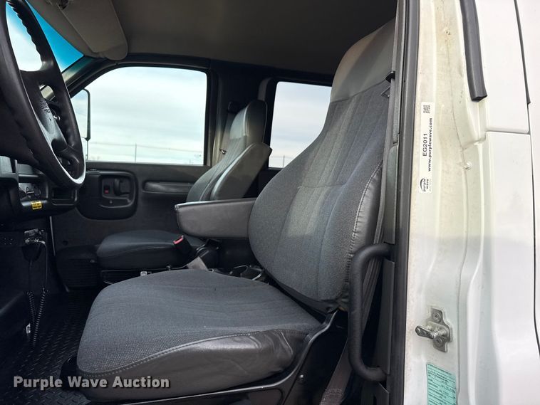 image for item EG2011 2009 GMC C5500 Crew Cab box truck