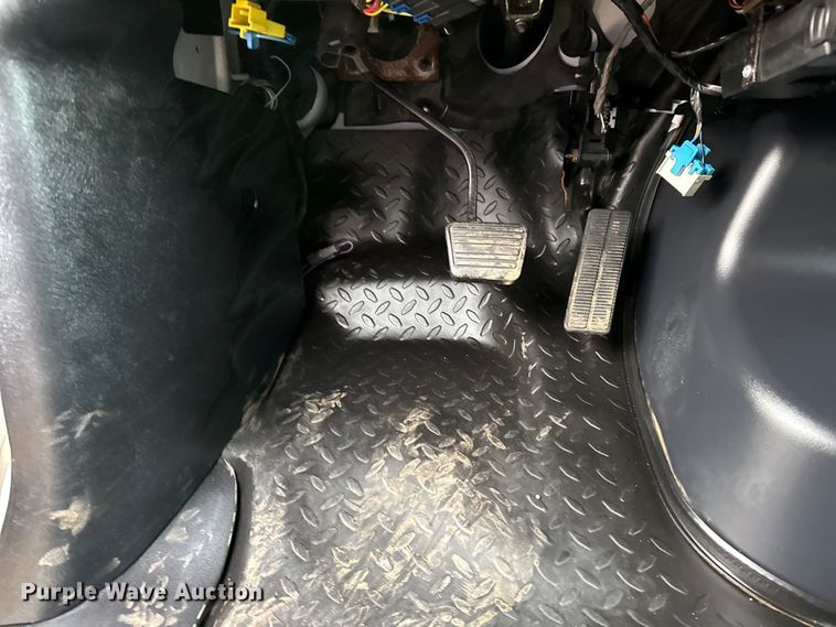 image for item EG2011 2009 GMC C5500 Crew Cab box truck