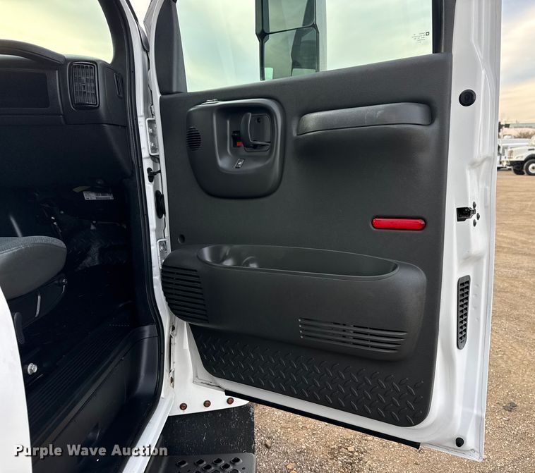 image for item EG2011 2009 GMC C5500 Crew Cab box truck