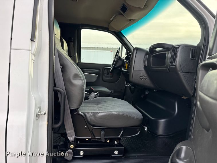 image for item EG2011 2009 GMC C5500 Crew Cab box truck