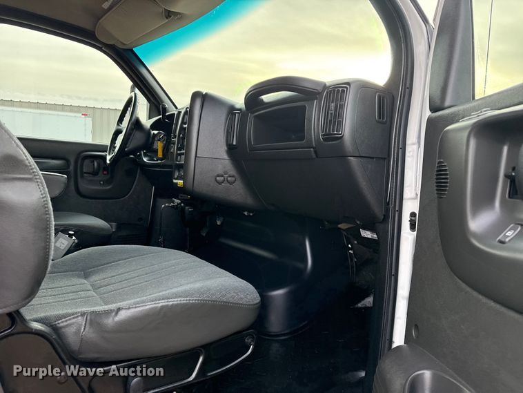 image for item EG2011 2009 GMC C5500 Crew Cab box truck