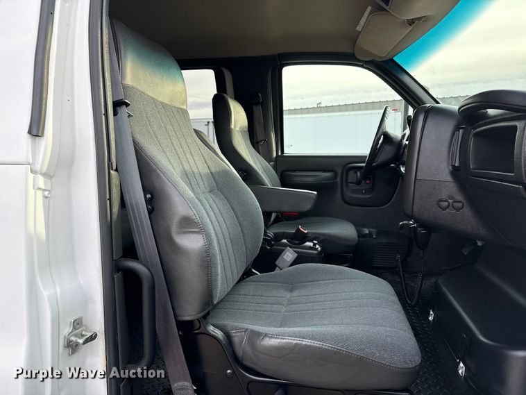 image for item EG2011 2009 GMC C5500 Crew Cab box truck