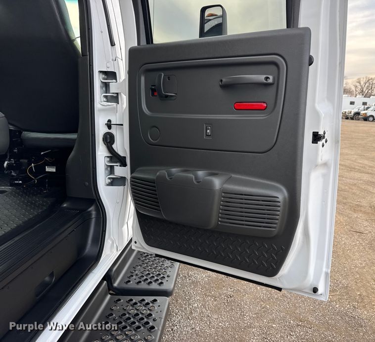 image for item EG2011 2009 GMC C5500 Crew Cab box truck