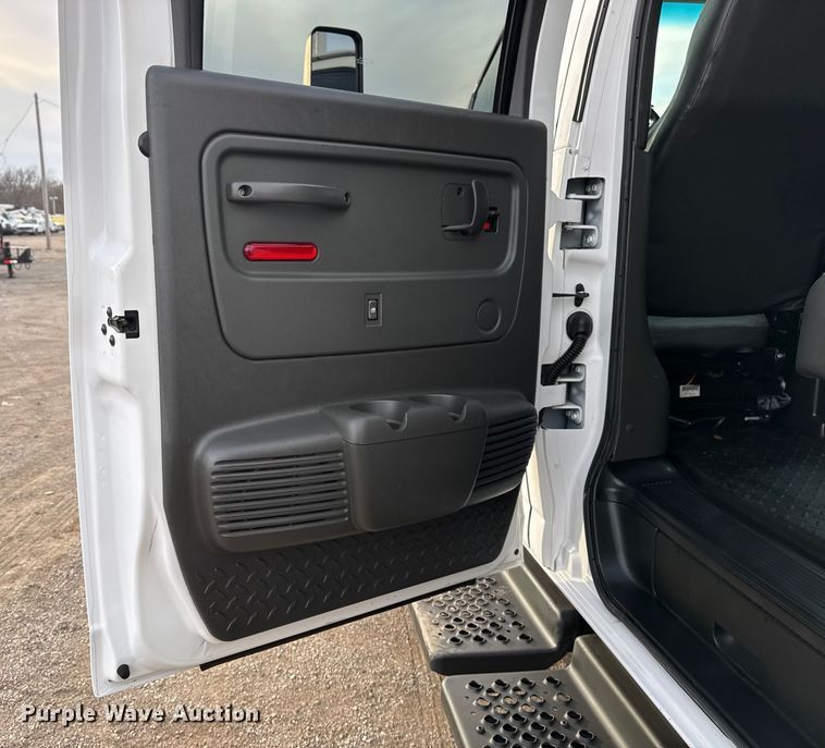 image for item EG2011 2009 GMC C5500 Crew Cab box truck