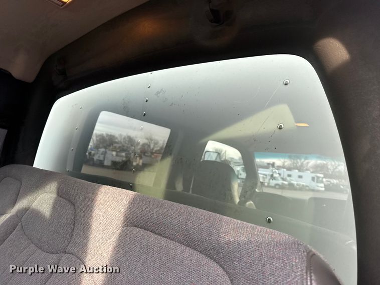 image for item EG2011 2009 GMC C5500 Crew Cab box truck