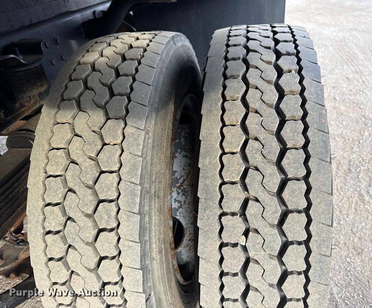 image for item EG2011 2009 GMC C5500 Crew Cab box truck