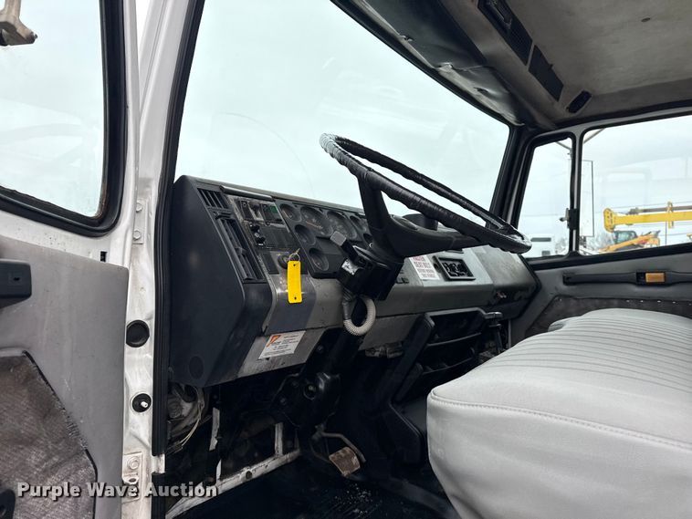 image for item EG2041 2000 Freightliner FL60 box truck