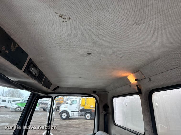 image for item EG2041 2000 Freightliner FL60 box truck