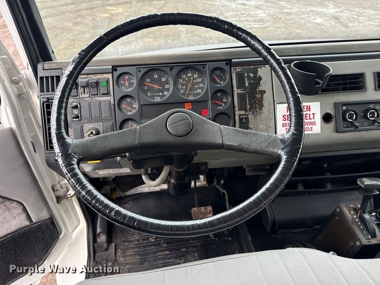 image for item EG2041 2000 Freightliner FL60 box truck