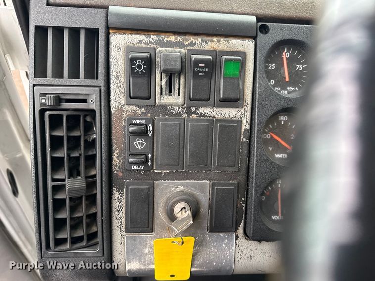 image for item EG2041 2000 Freightliner FL60 box truck