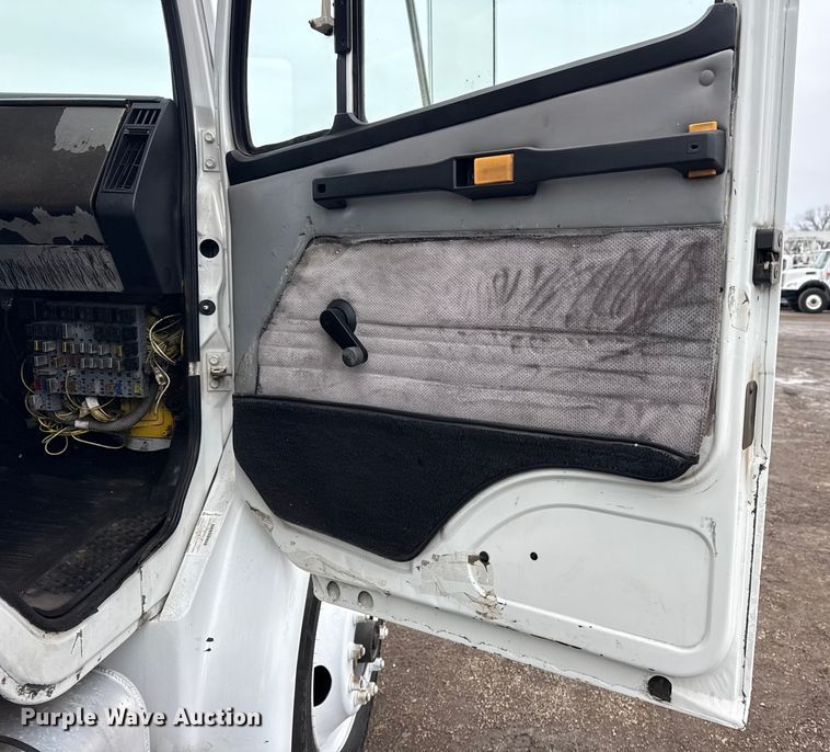 image for item EG2041 2000 Freightliner FL60 box truck