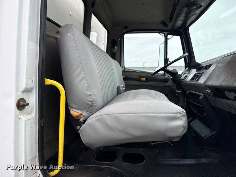 image for item EG2041 2000 Freightliner FL60 box truck