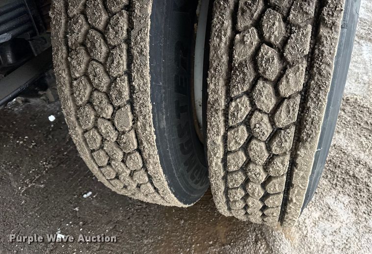 image for item EG2041 2000 Freightliner FL60 box truck