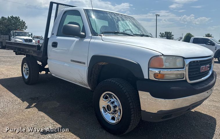 image for item EG6122 2001 GMC Sierra 2500HD flatbed pickup truck