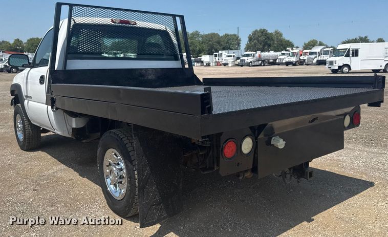 image for item EG6122 2001 GMC Sierra 2500HD flatbed pickup truck