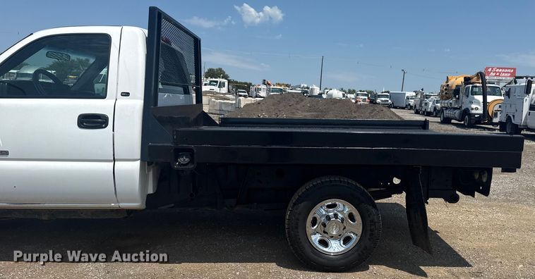 image for item EG6122 2001 GMC Sierra 2500HD flatbed pickup truck
