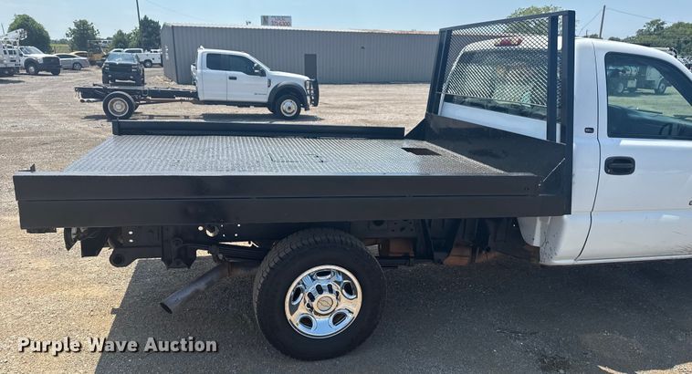 image for item EG6122 2001 GMC Sierra 2500HD flatbed pickup truck