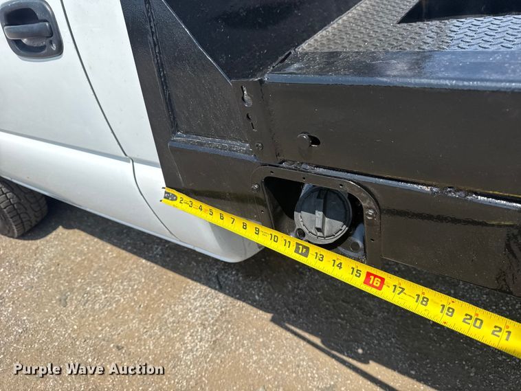 image for item EG6122 2001 GMC Sierra 2500HD flatbed pickup truck