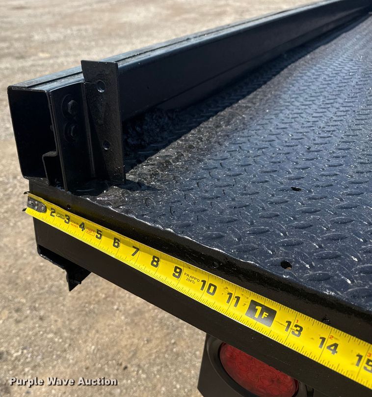 image for item EG6122 2001 GMC Sierra 2500HD flatbed pickup truck