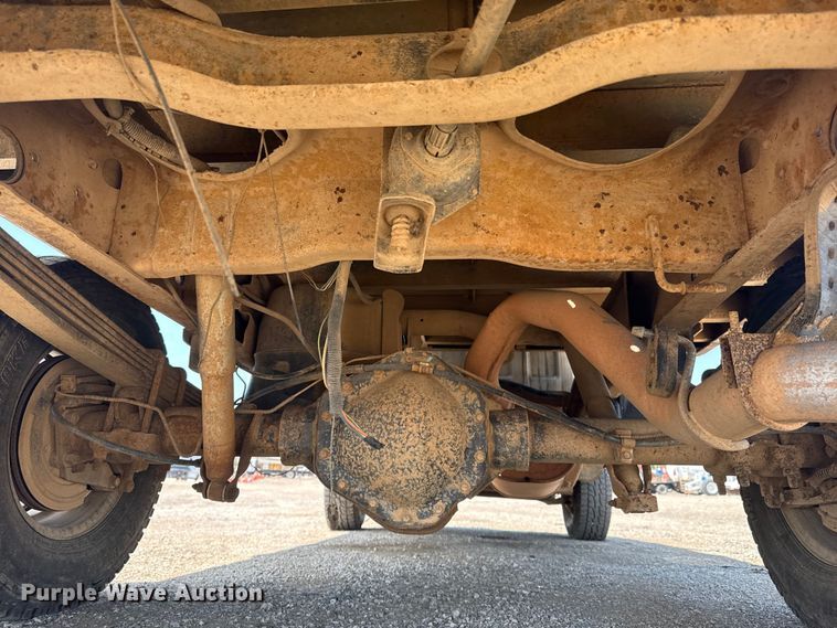 image for item EG6122 2001 GMC Sierra 2500HD flatbed pickup truck